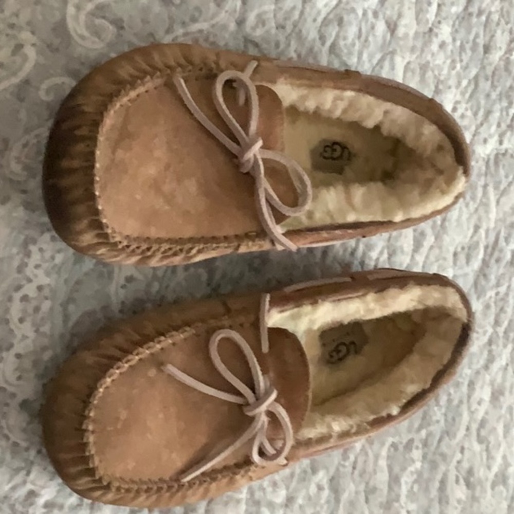 SOLD!!!!Ugg moccasins size 7 like new